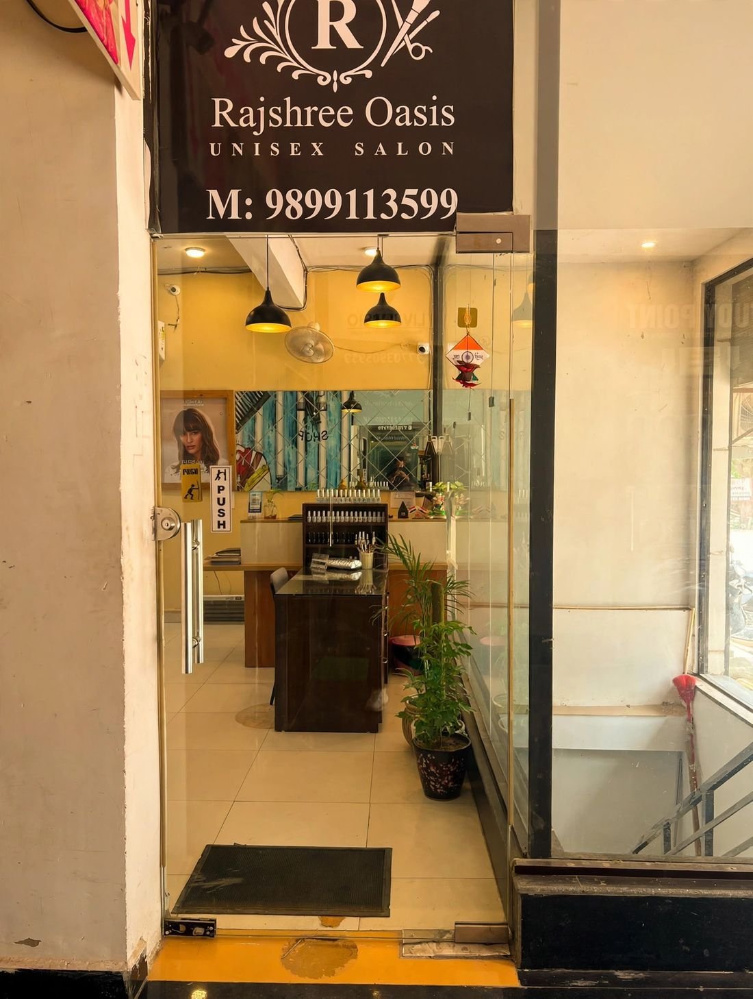Entrance of Rajshree Oasis unisex salon