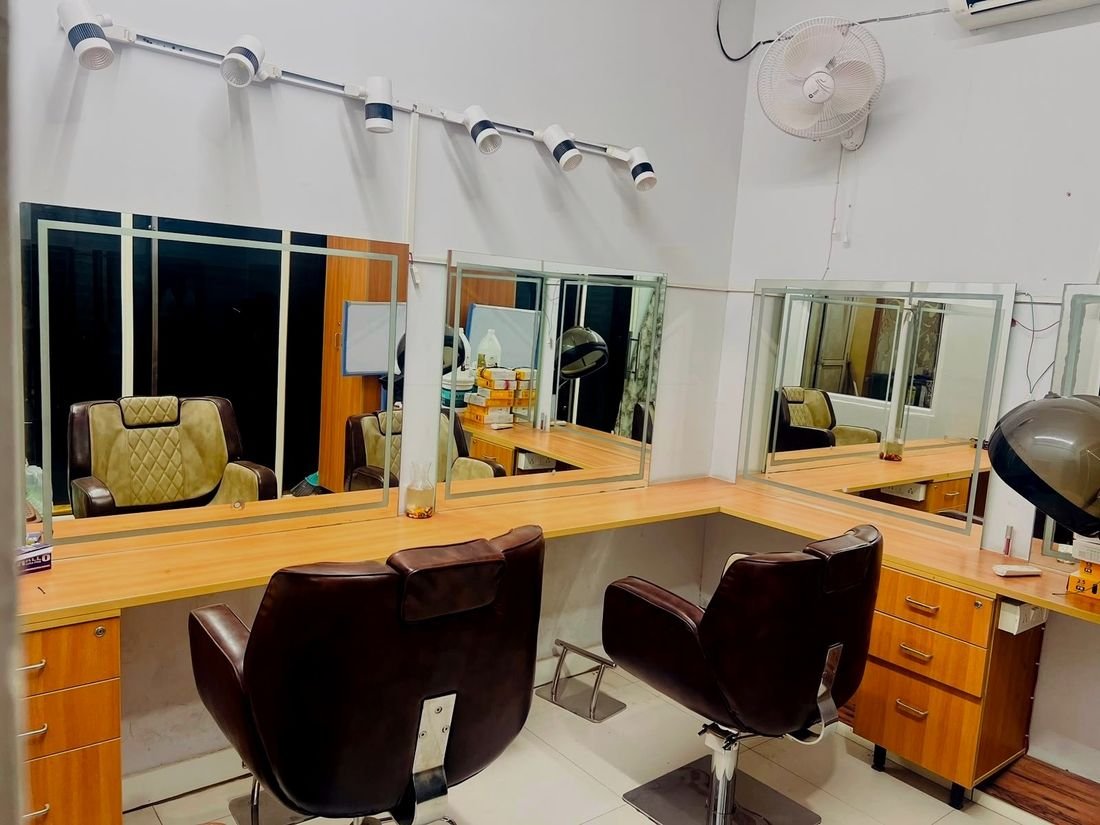 Styling stations and mirrors at Rajshree Oasis